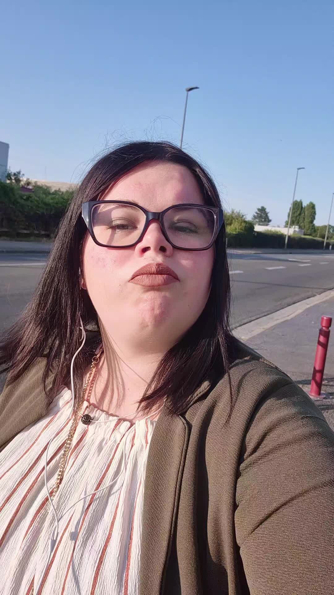 @L&eacute;a