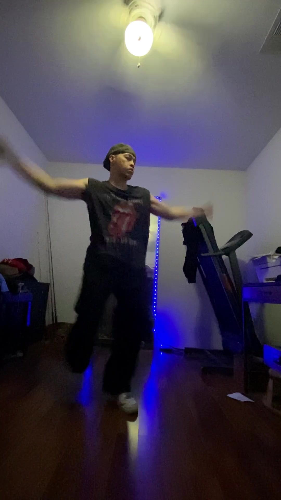 @isaacsaesee