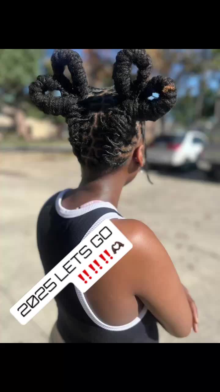 @Desiree_withthelocdhair