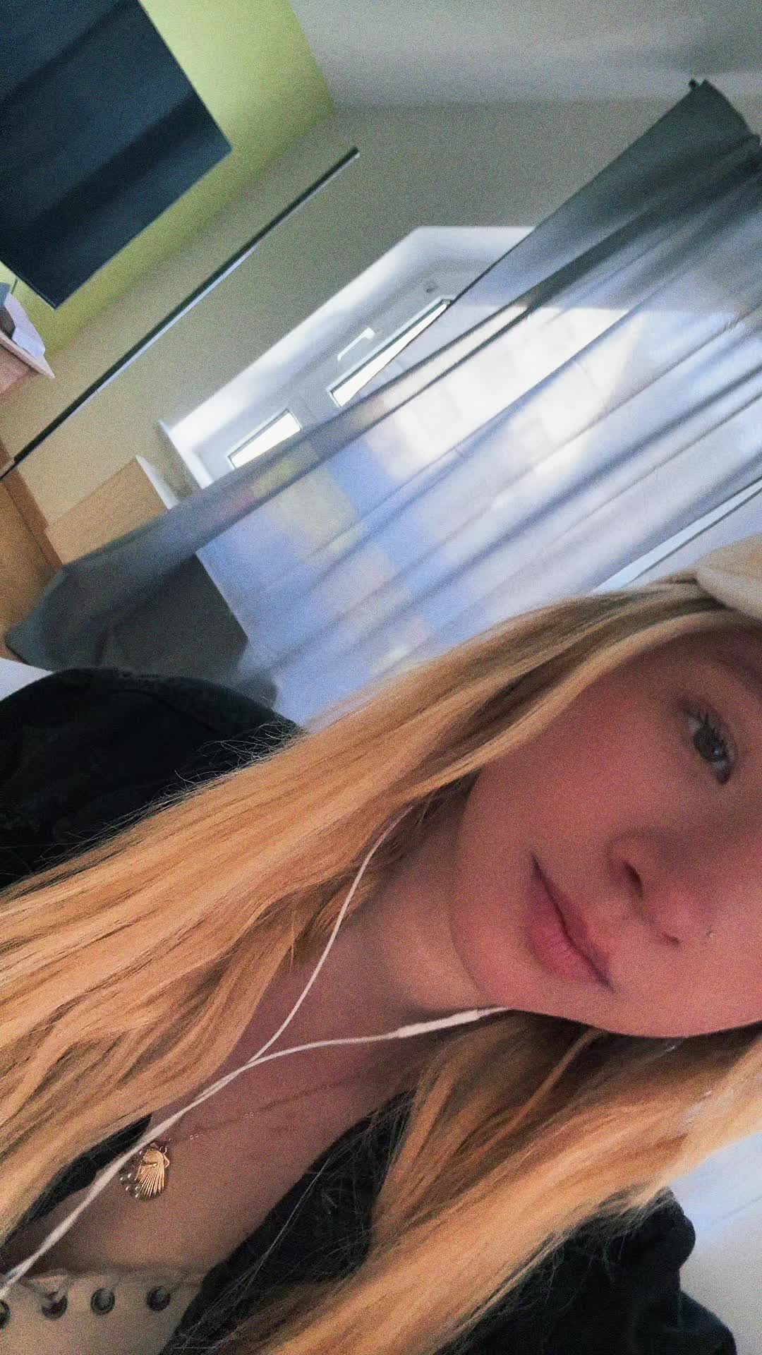 @Laura 🖤 🧸