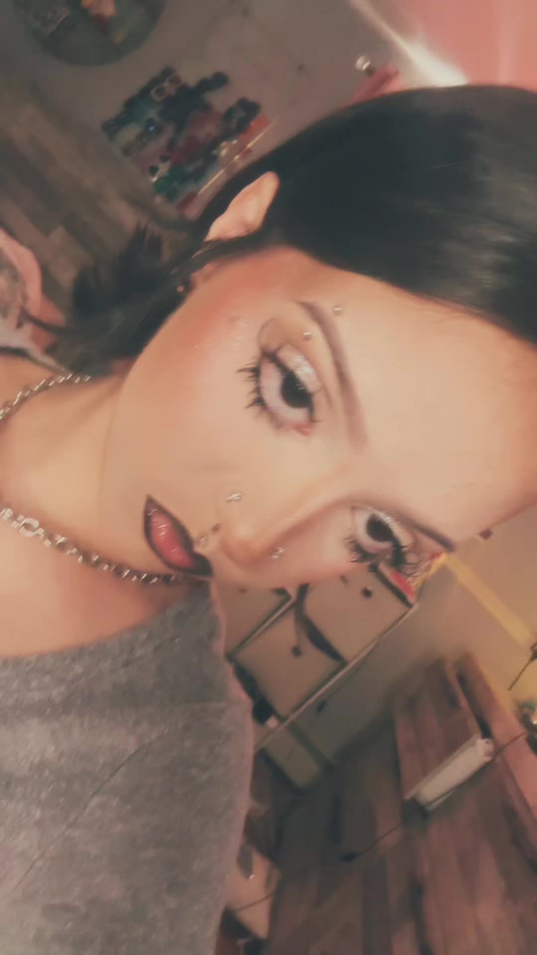 @🧟&zwj;♀️