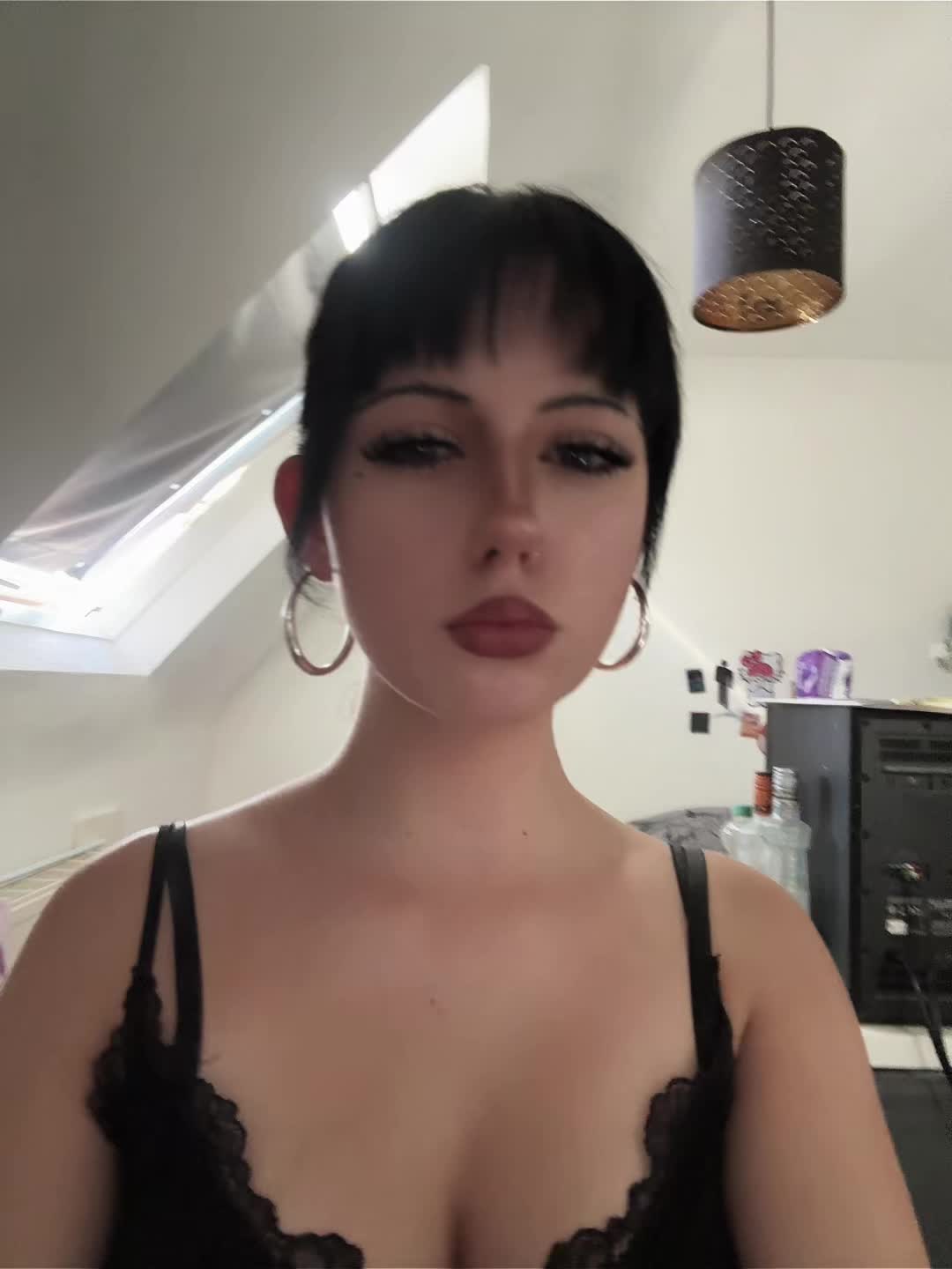@>⩊<