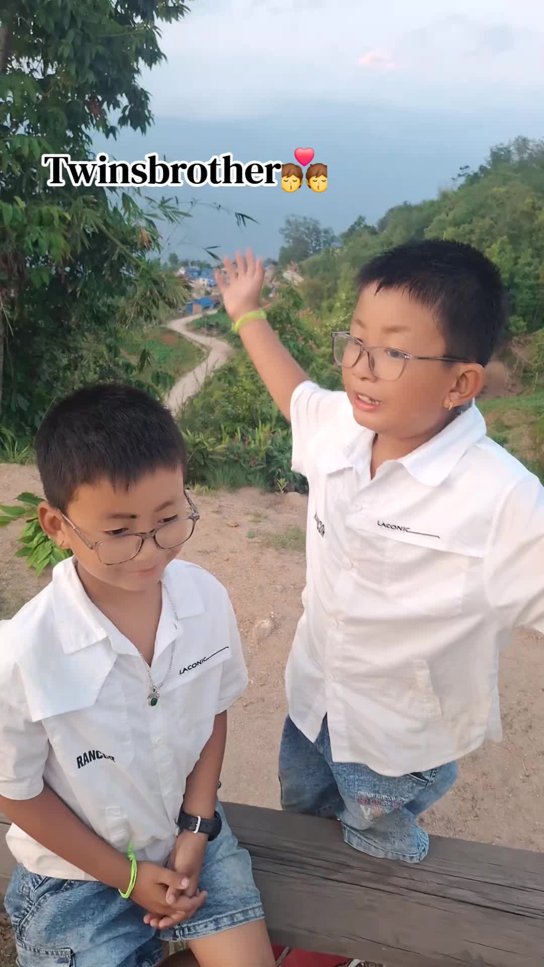 @👀👩&zwj;👦&zwj;👦👀