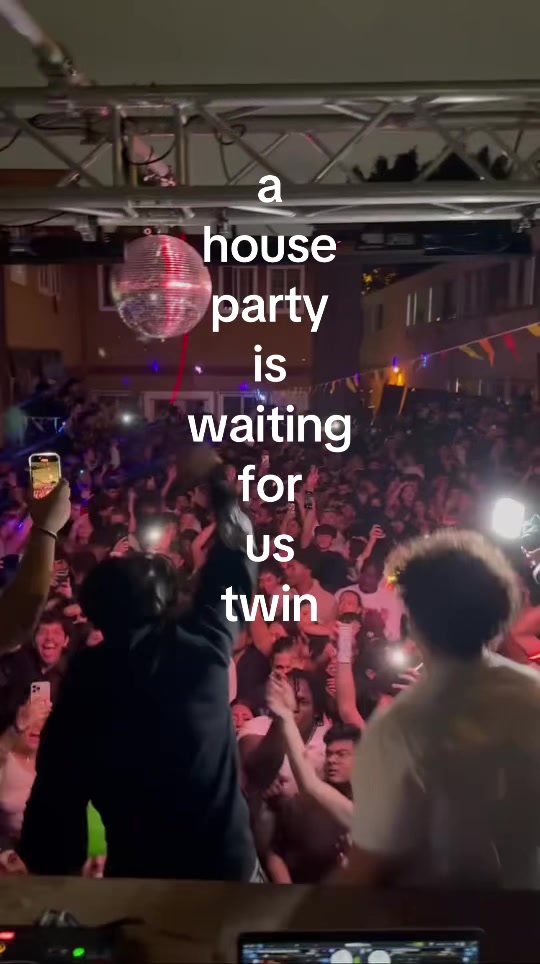 @Hotshots & thots🥂