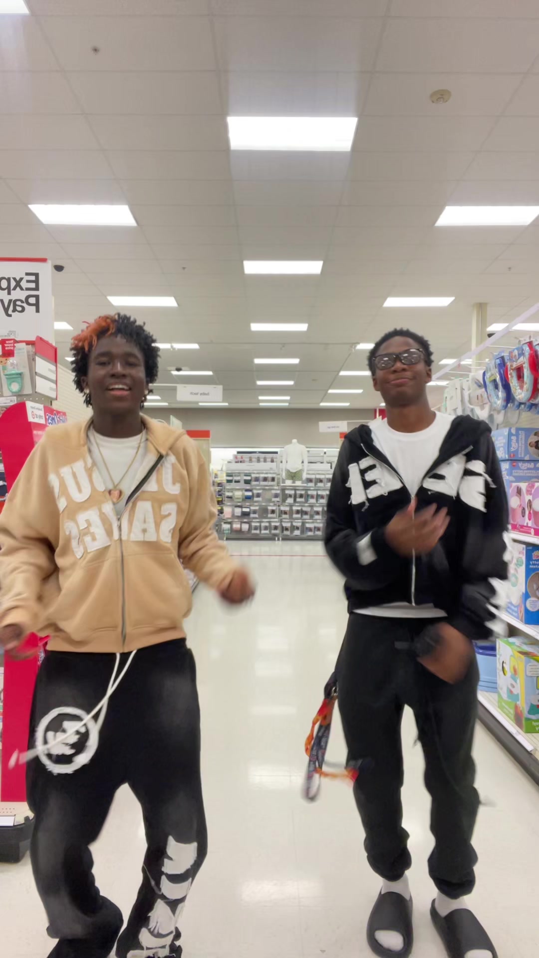 @𝒯𝓎𝑜👩🏽&zwj;🎤