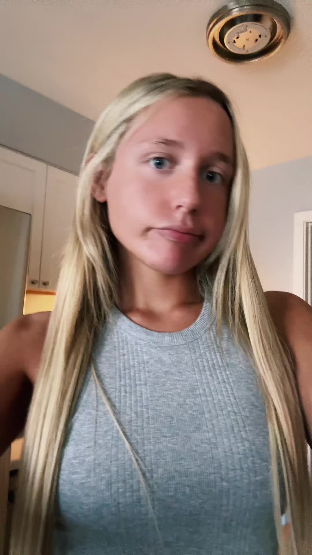 @alainamoorr