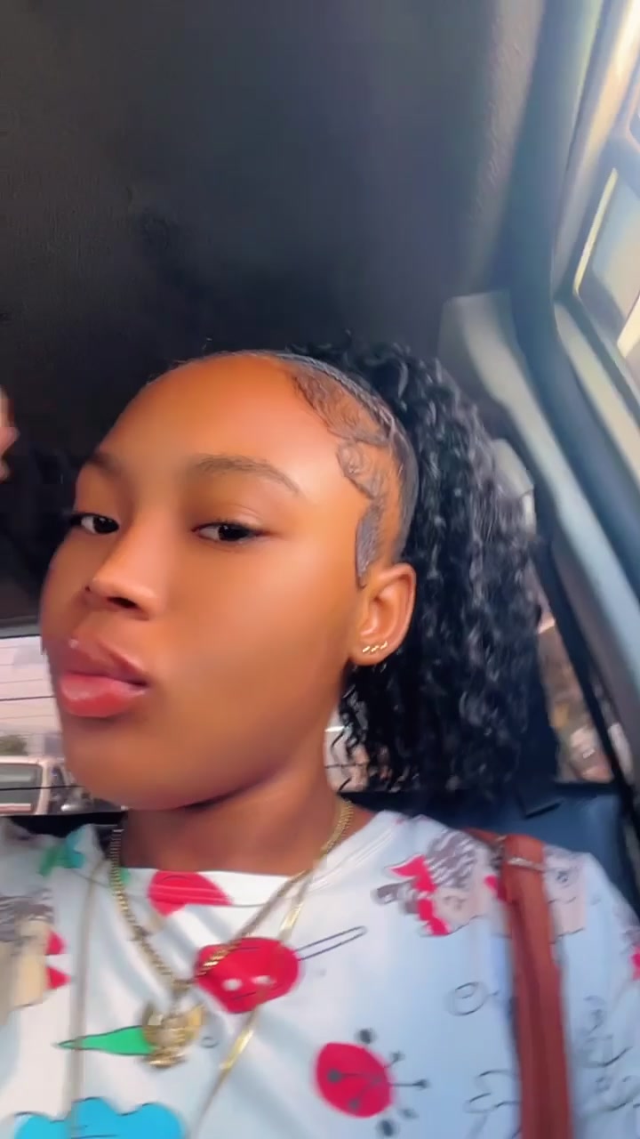 @niaabaee__
