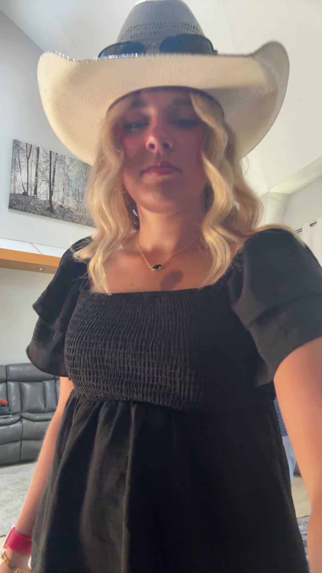 @:))