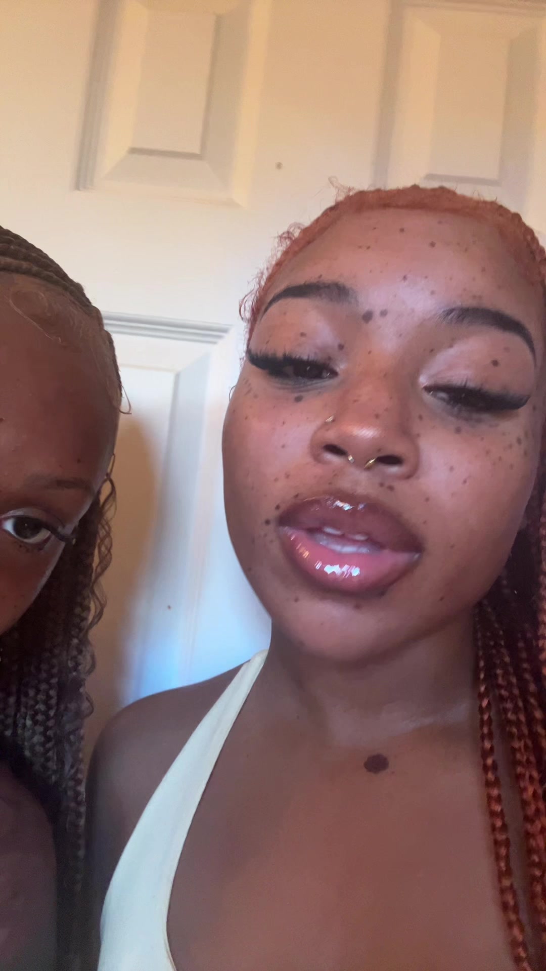 @👩🏽🦰