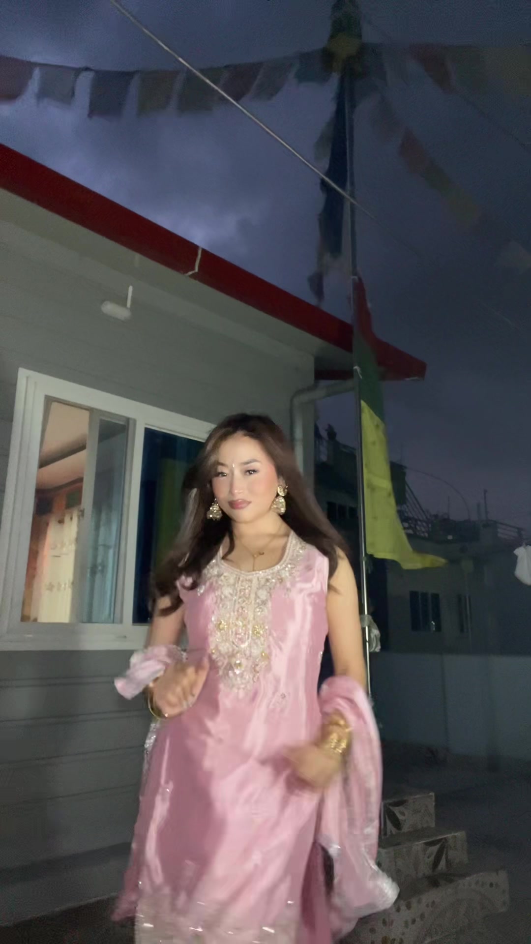 @ལྷ་མོ་ བླ་མ།