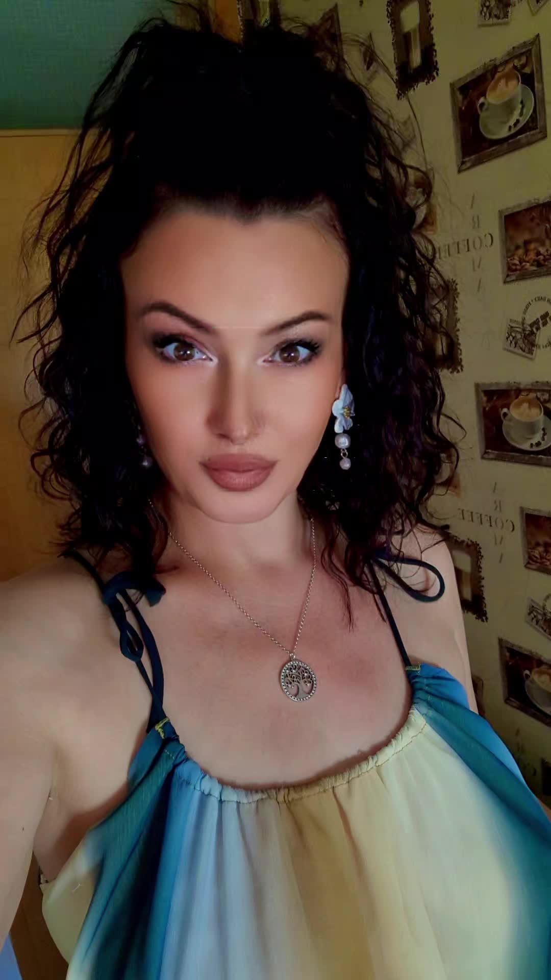 @👑𝕼𝖚𝖊𝖊𝖓 𝖔𝖋 𝕳𝖊𝖆𝖗𝖙𝖘