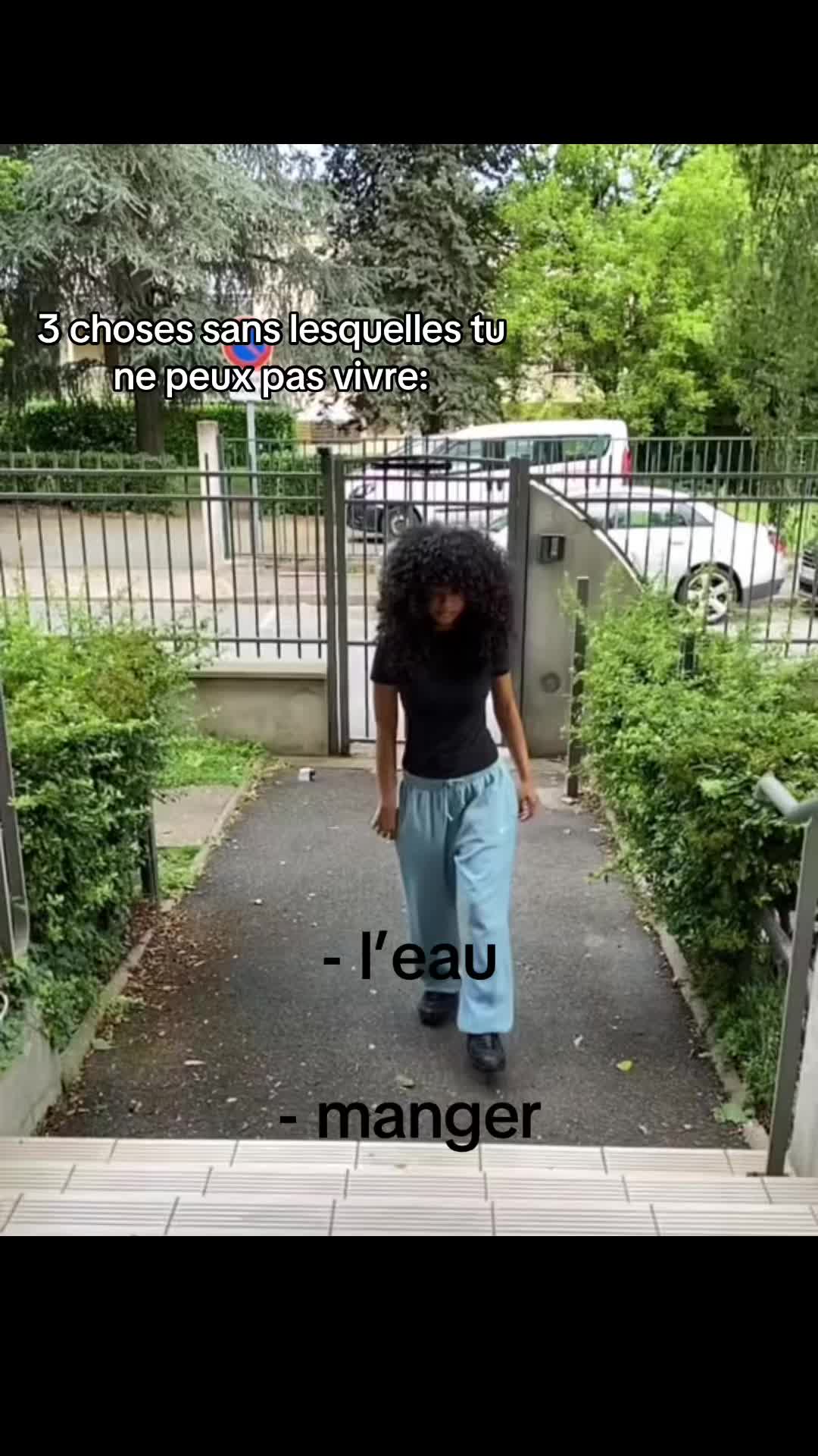 @emi'🚶🏽&zwj;♀️