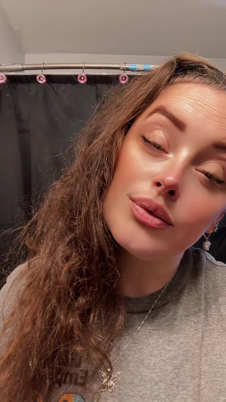 @JustASmallTownGirl🩷💜