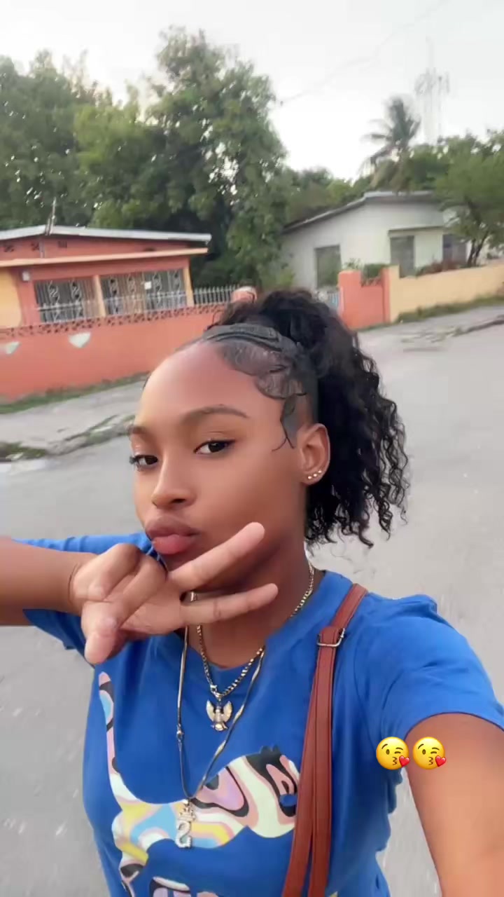 @niaabaee__