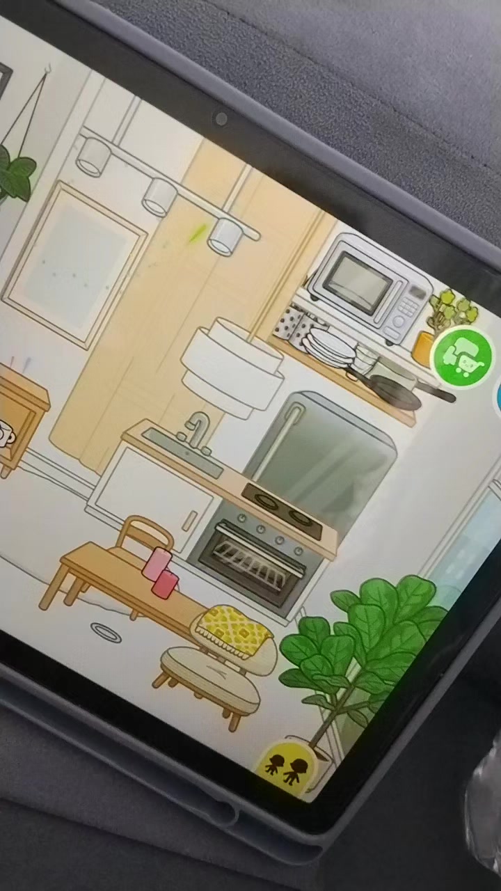 @Playing with a tablet ✨