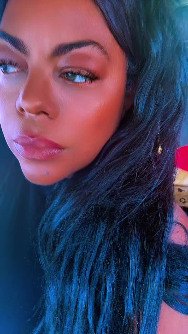 @iamellesully