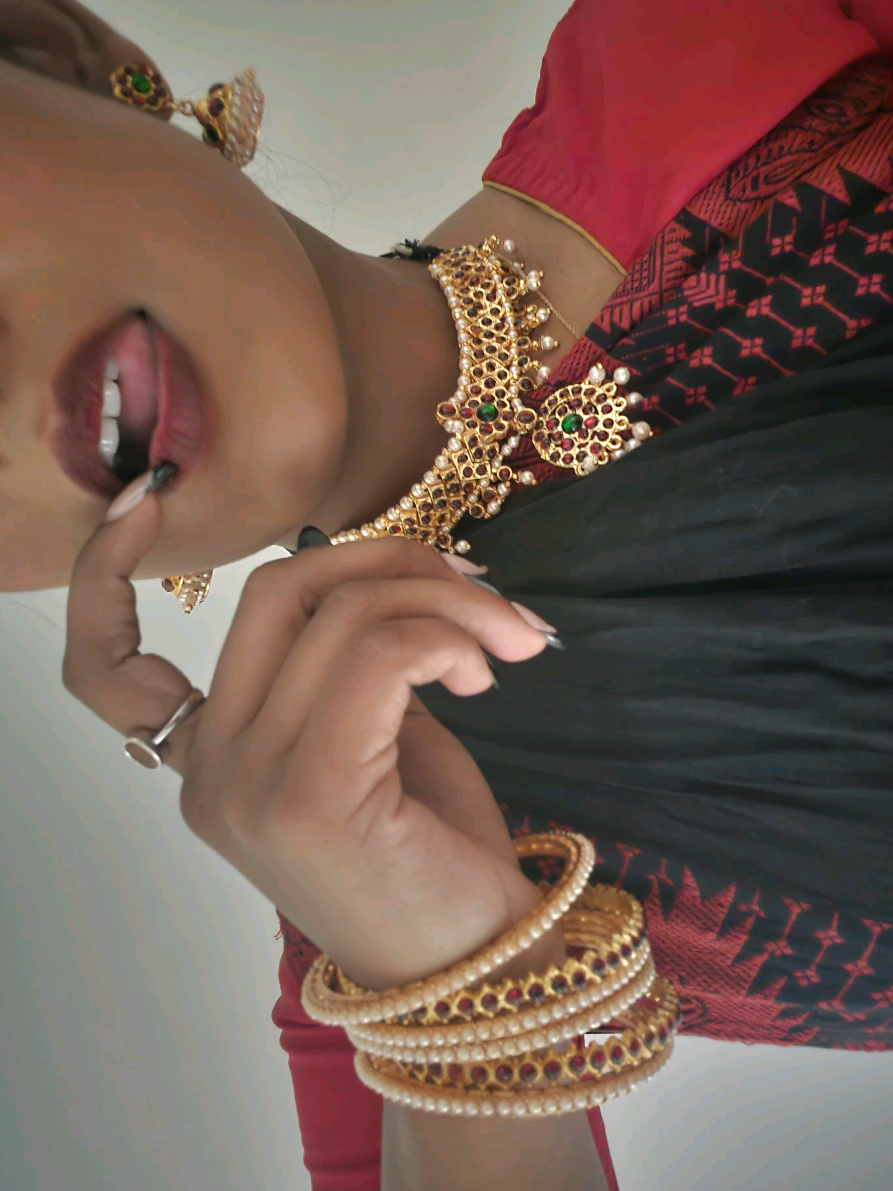 @itsvithia