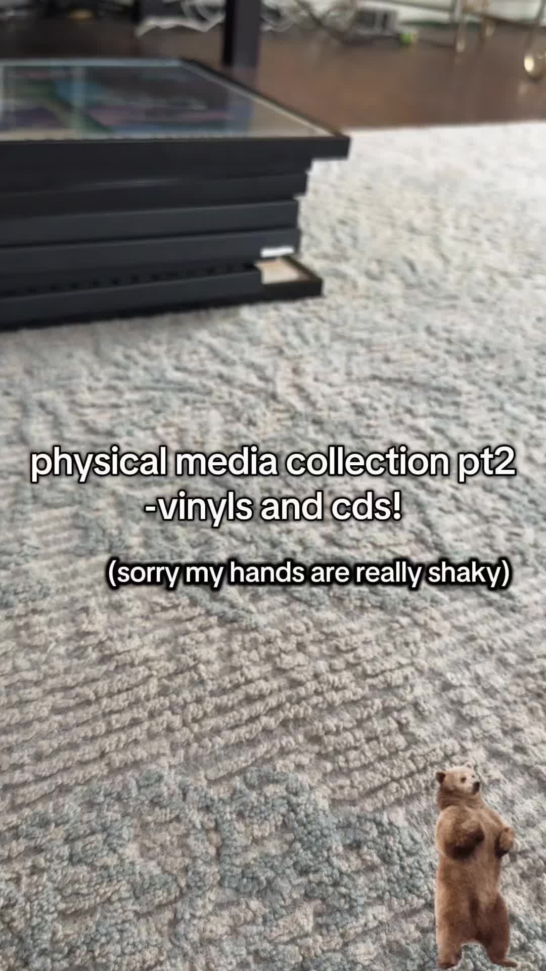 @>_<