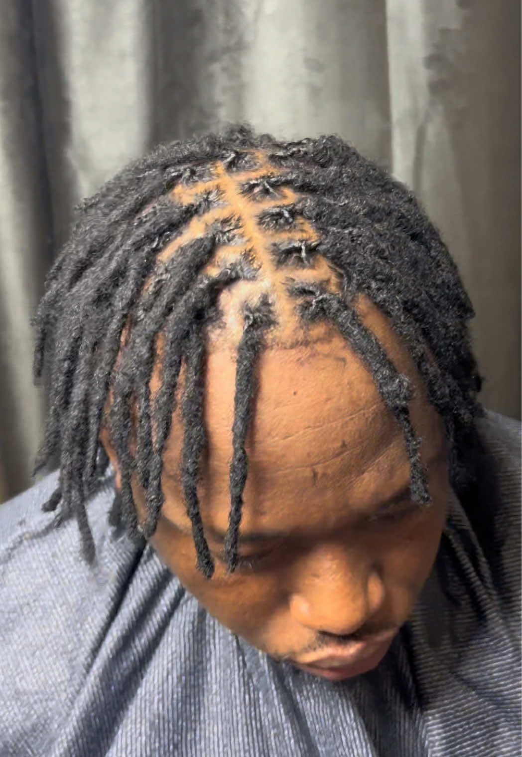 @FEMALE BARBER/LOCTICIAN IN LAG