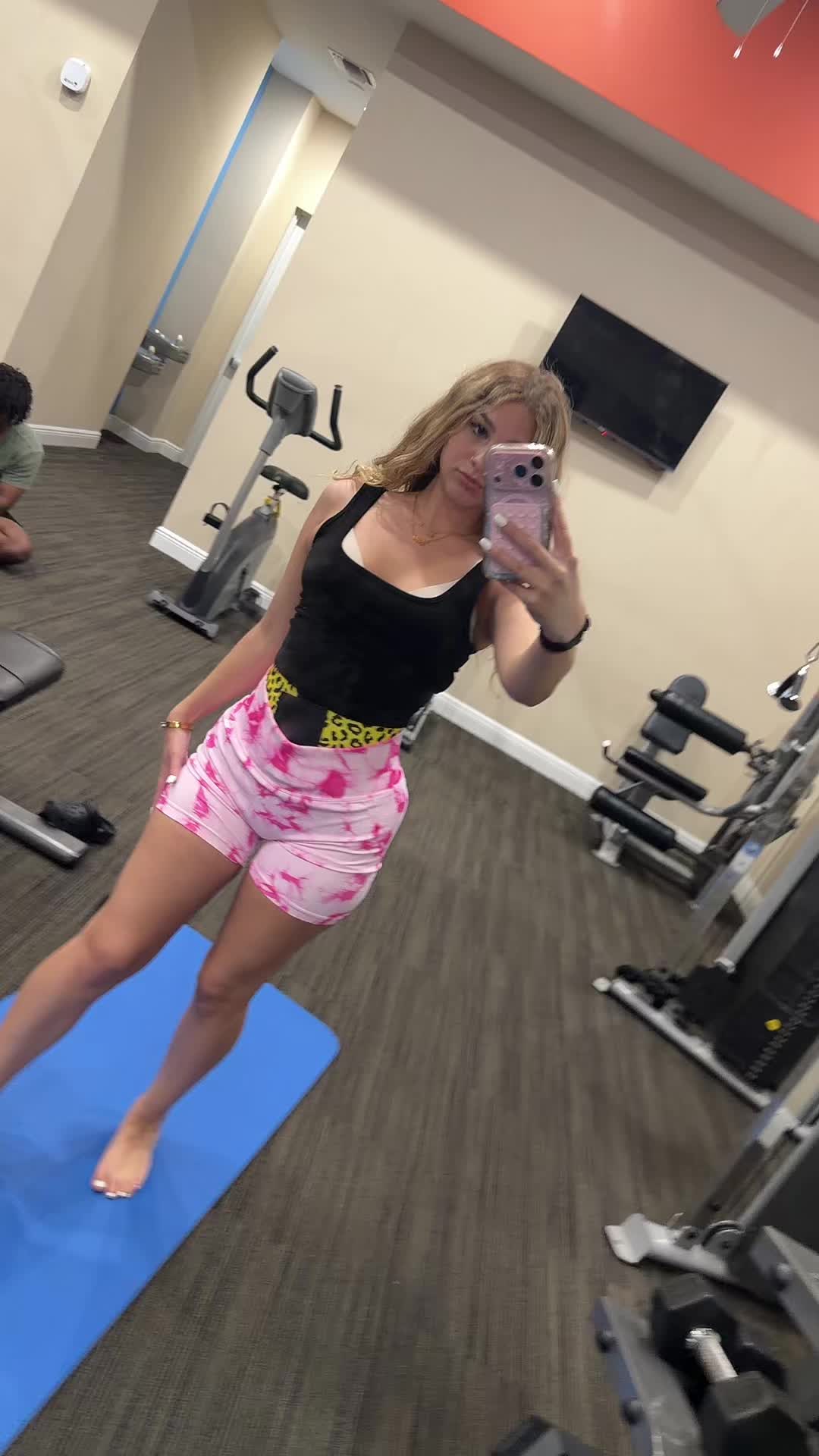 @Theyluvvella