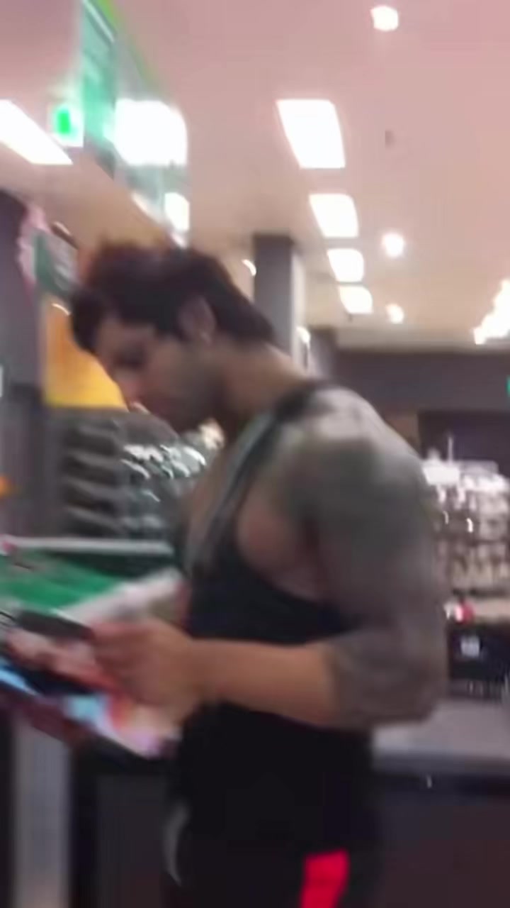 @Zyzz 🇰🇭