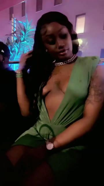 @Dee don 💙👅