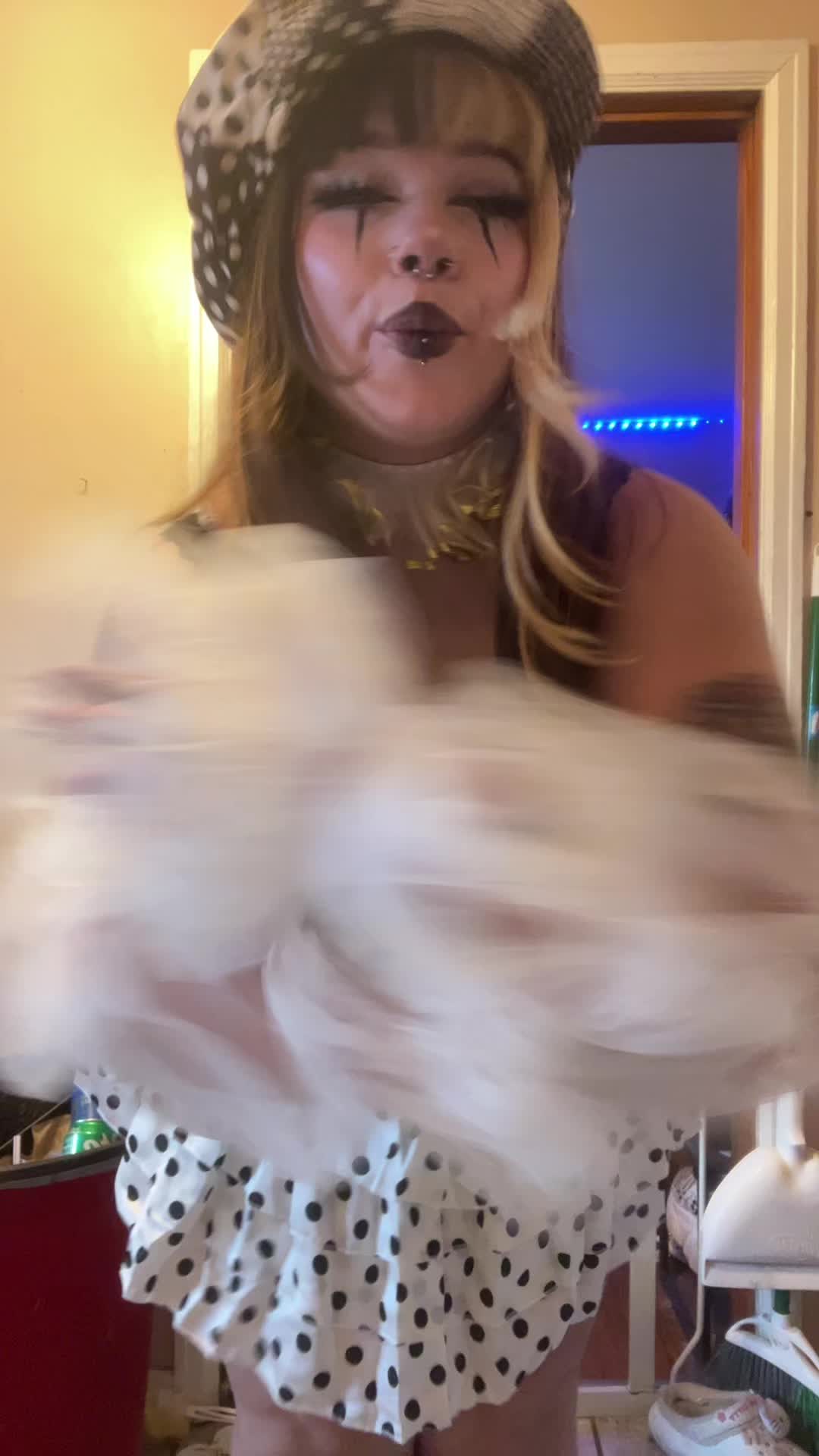 Kat (@katthekunt) - Urlebird