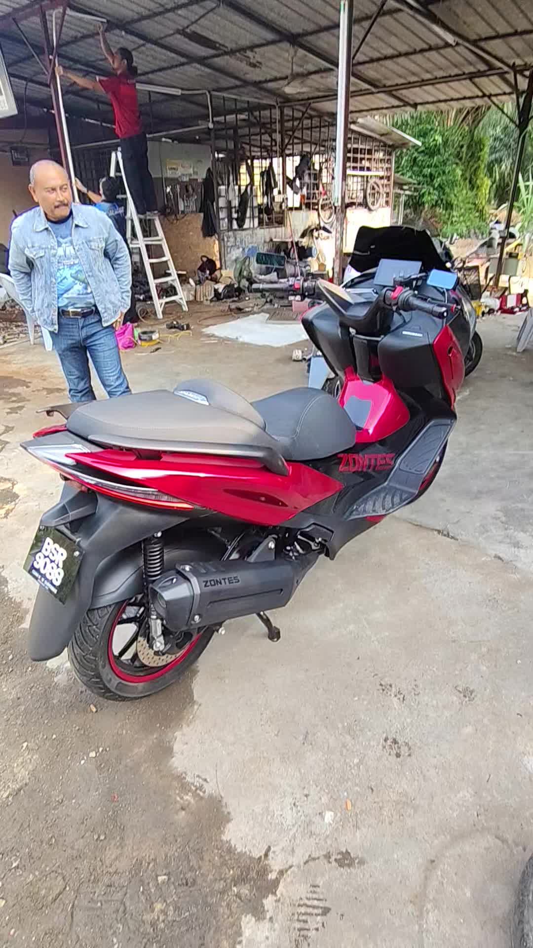 @ahli mesyuarat tingkap