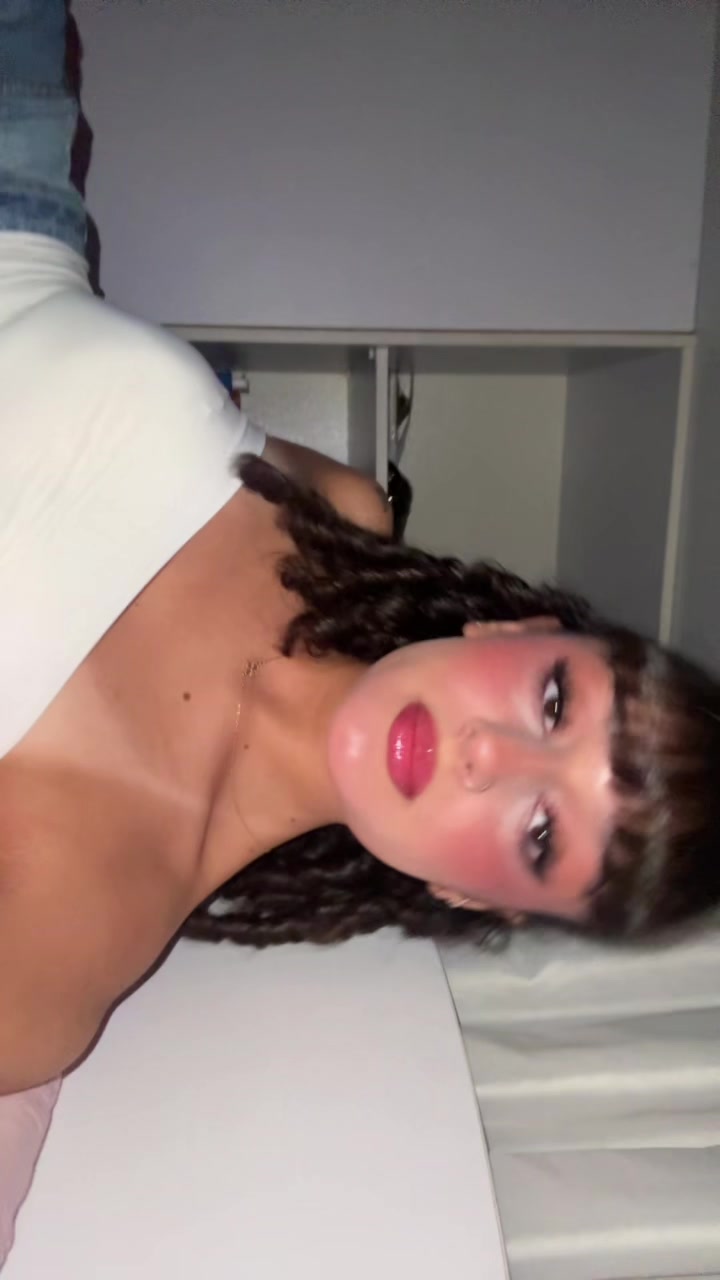 @iihelliyaa
