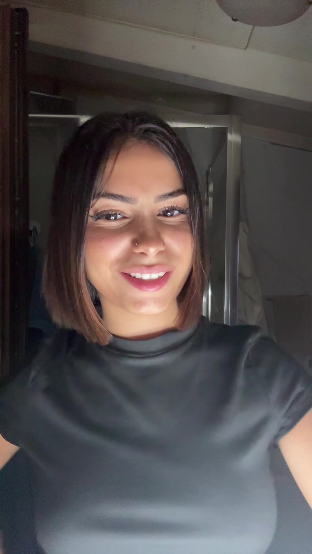 @elisaangiius