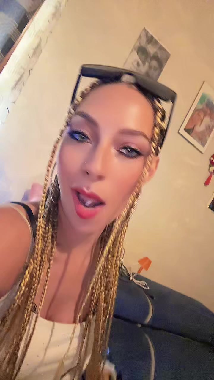 @Claudia🖤