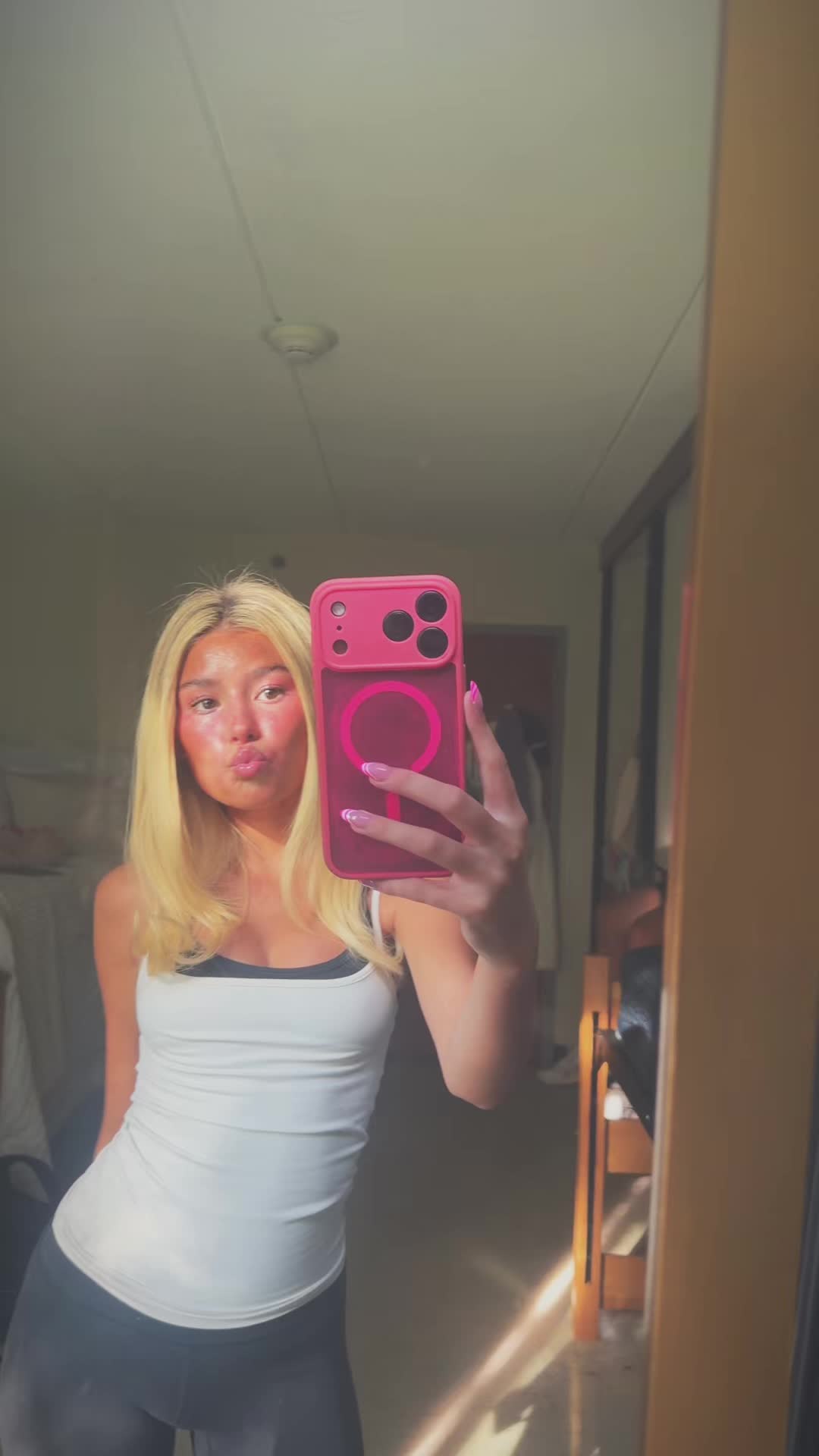 @blonde.dinasour