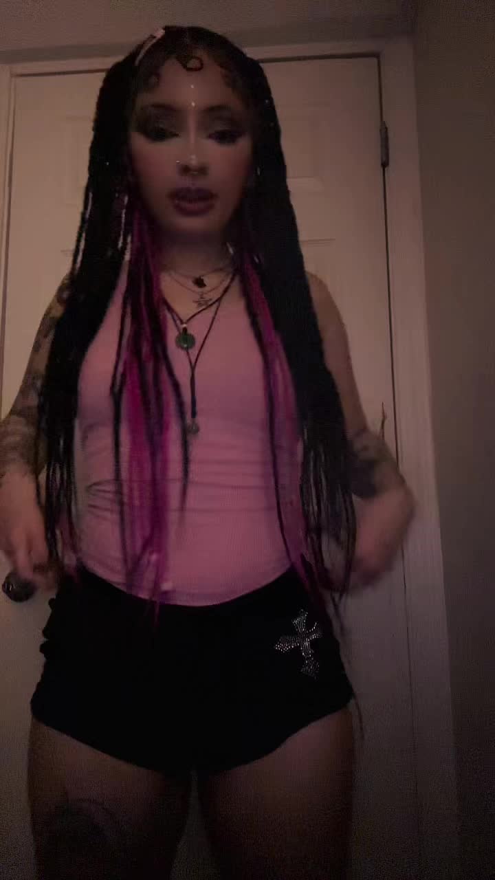 @>:)