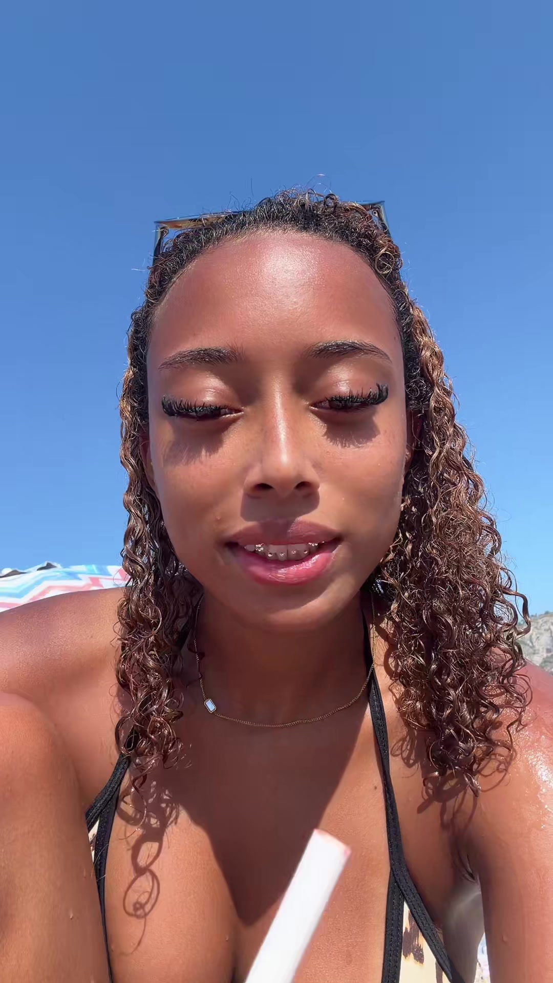 @👩🏽🦱