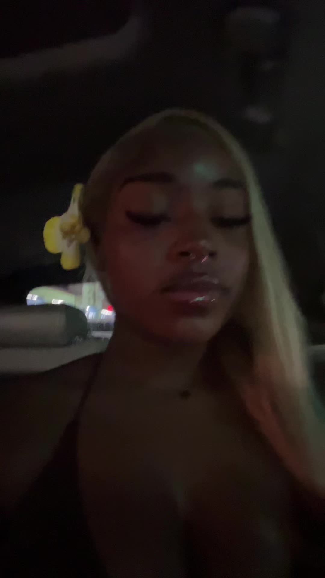 @👩🏽🦰