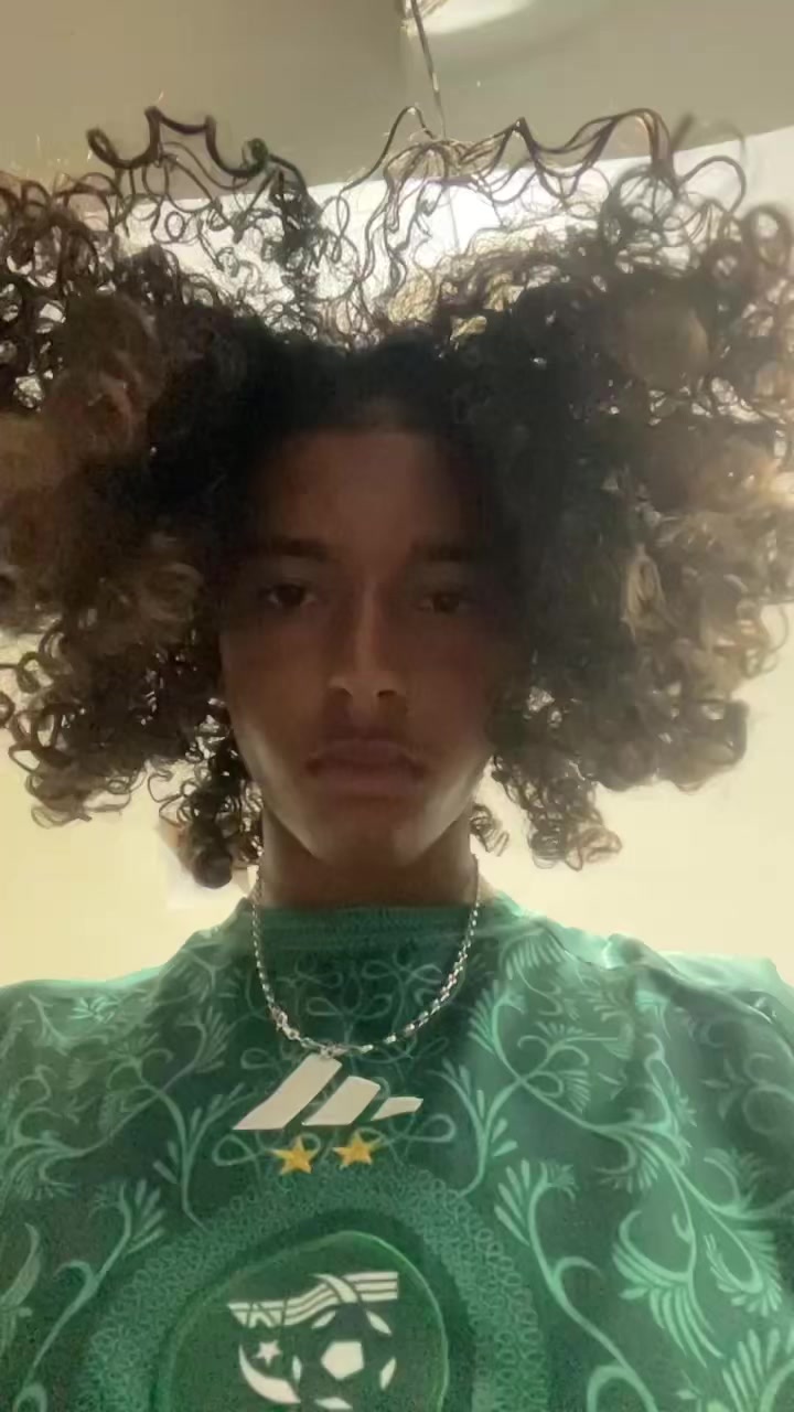 @ꓤ