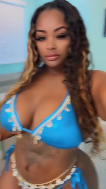 @Ashleythebombshell