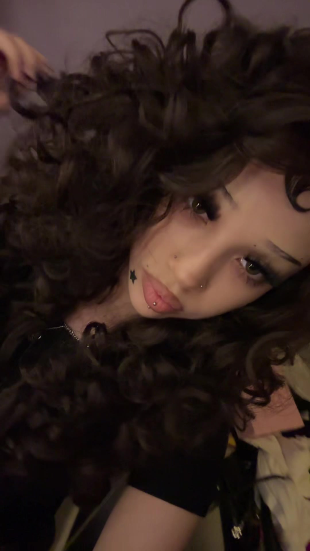 @>⩊<