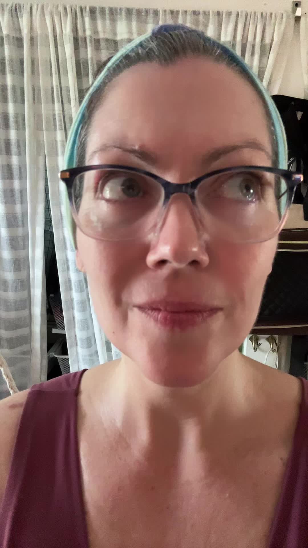@ShelliSitsWeirdly