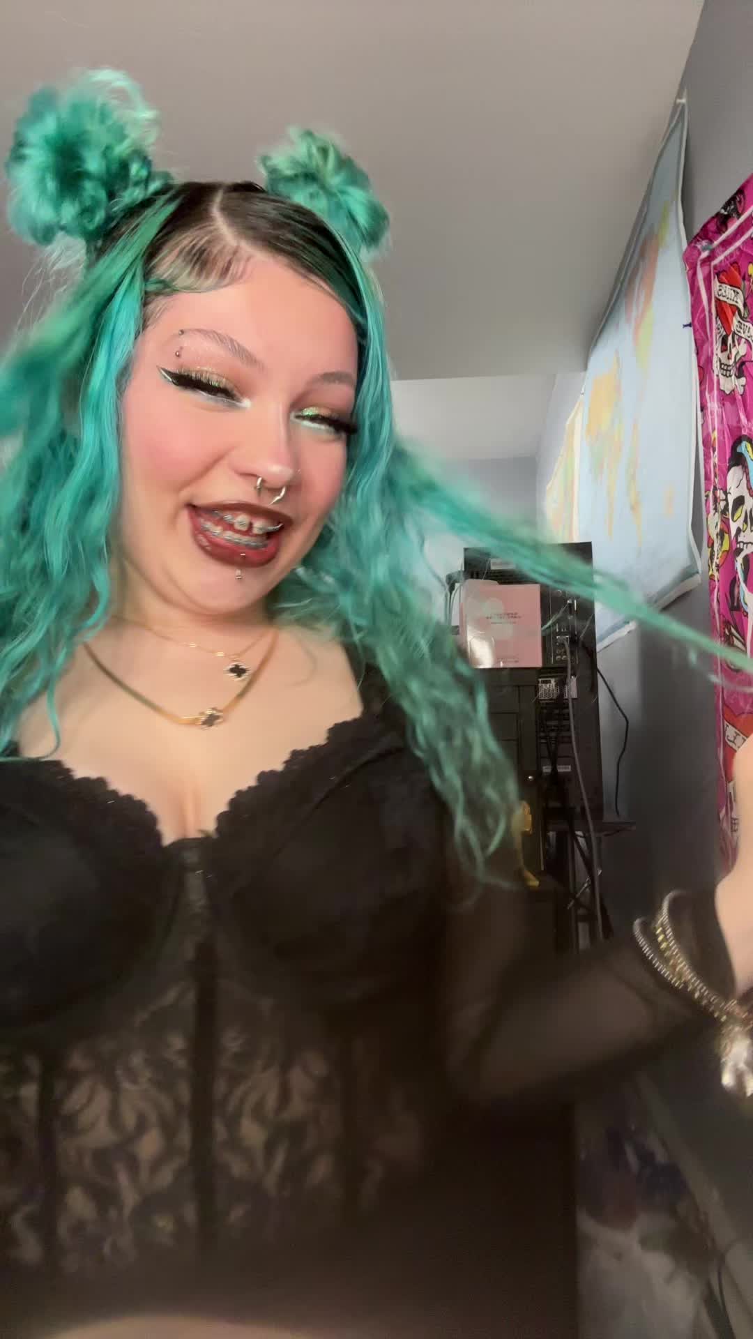 @mshellolitty