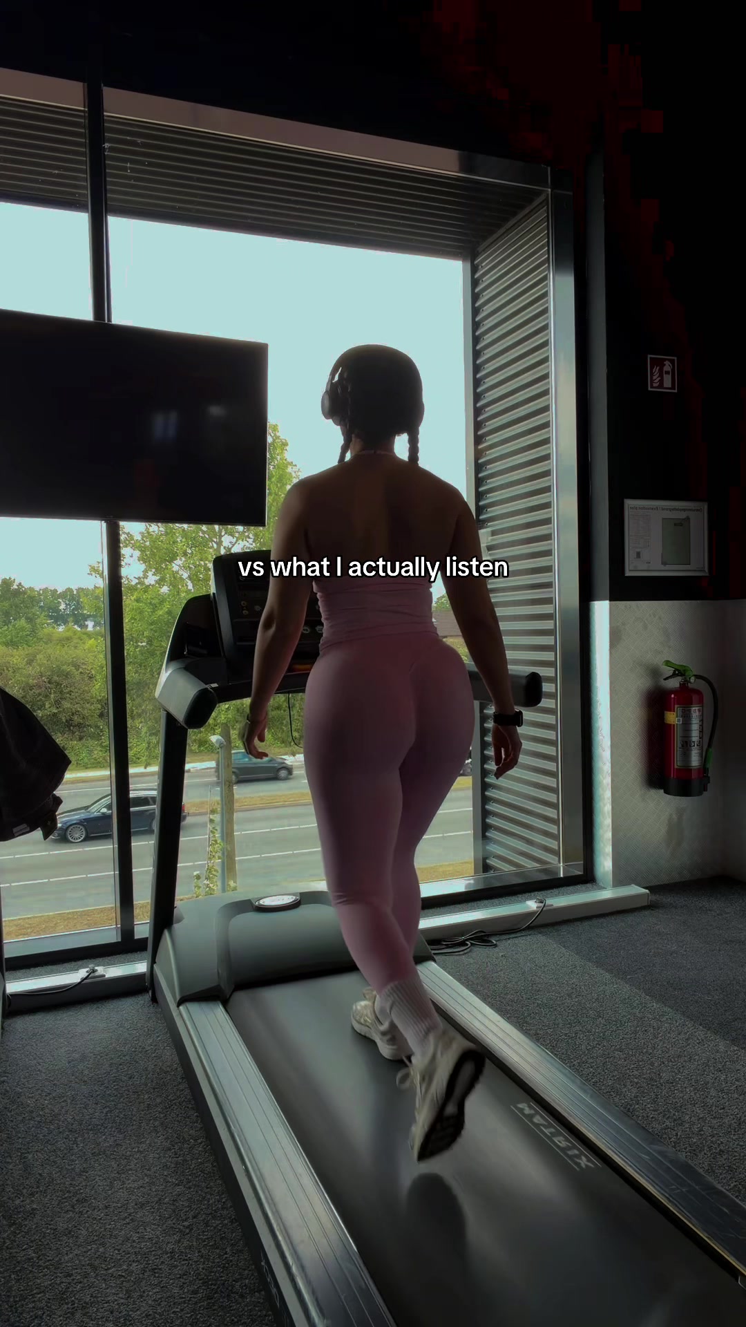 @EllxFit
