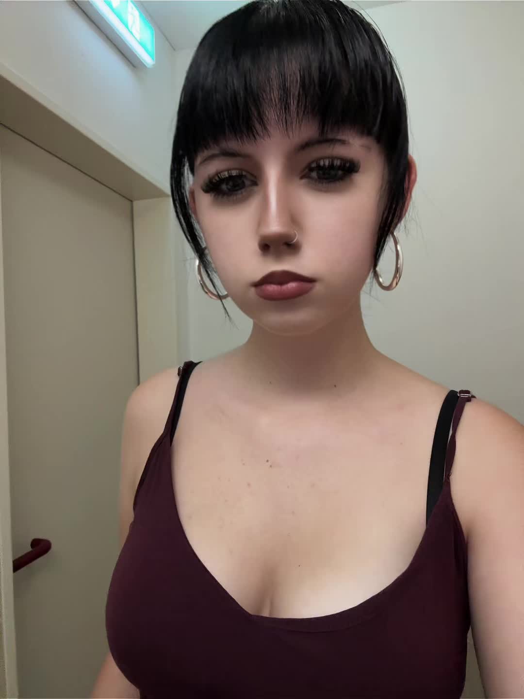 @>⩊<