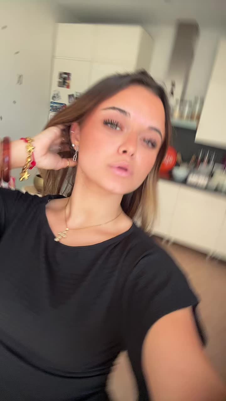 @_elena_