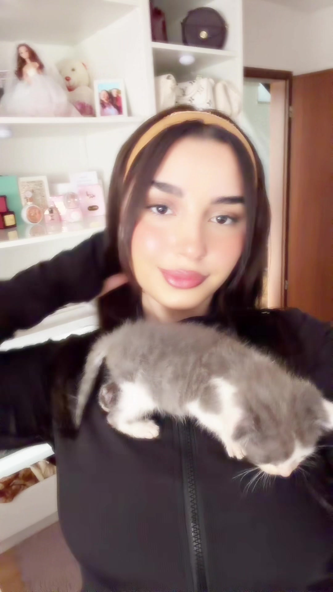 @𝒱