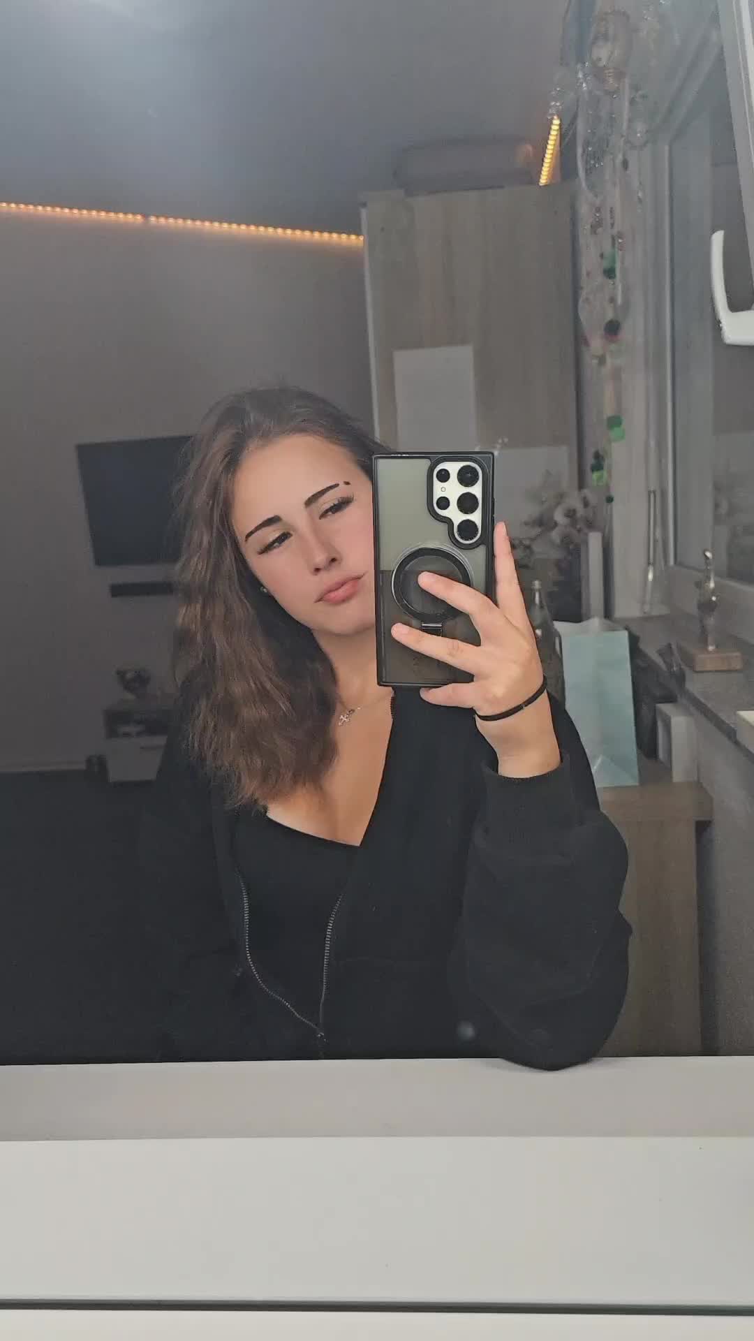 @𝓜𝓲𝓪