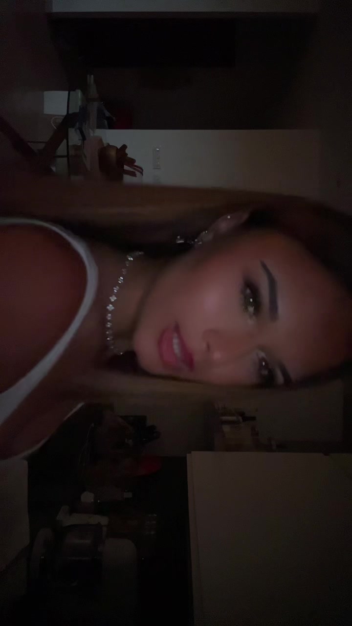 @_elena_