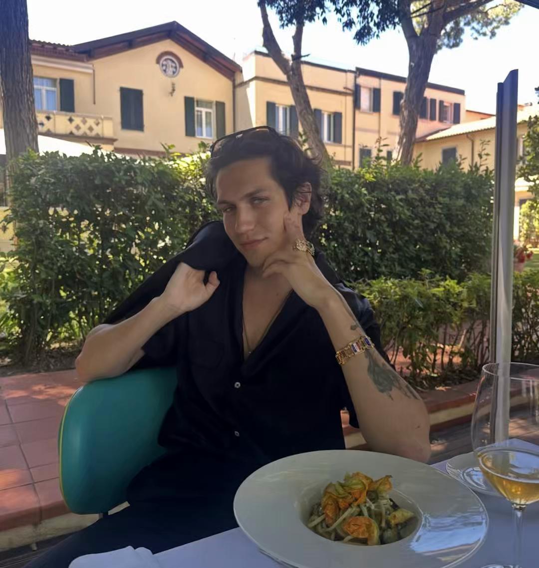 @𝘤𝘩𝘢𝘴𝘦 𝘧𝘰𝘭𝘭𝘰𝘸𝘴<3
