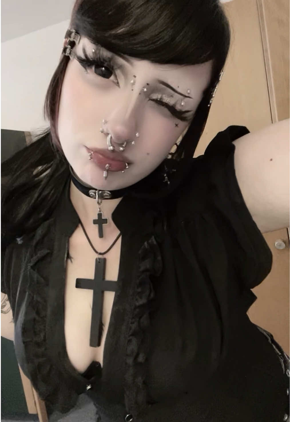 @lari ૮ ․ ․ ྀིა