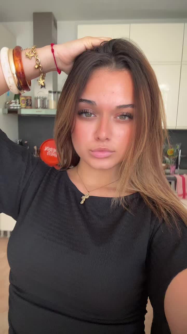 @_elena_