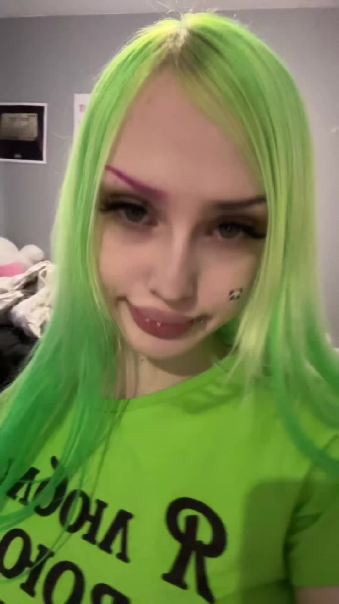 @🙎🏼&zwj;♀️